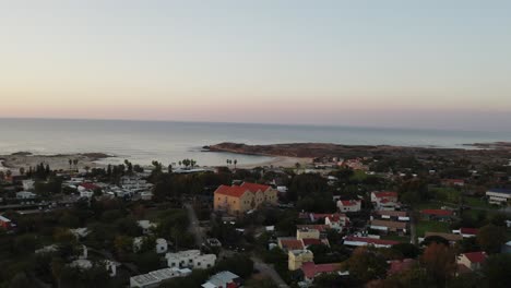 pequeña ciudad costera de drones aéreos de 4k en el norte de israel