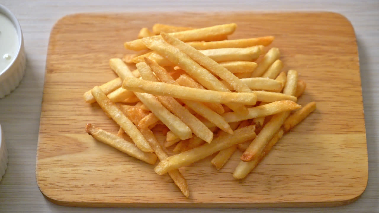 Patate fritte o patatine fritte con panna acida e ketchup