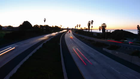 Weitwinkel-Zeitraffer-Zoom-Aus-Dem-Morgendlichen-Berufsverkehr-Auf-Der-Ventura-Autobahn-Auf-Der-Autobahn-101-Durch-Ventura-Kalifornien