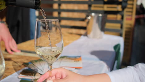 vertiendo vino blanco