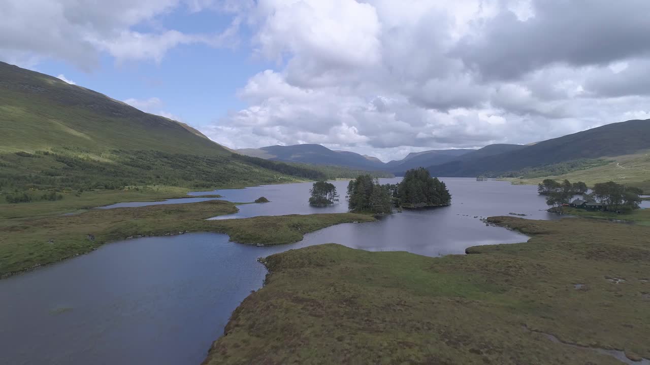 rannoch moor의 loch ossian에있는 loch 섬 위의 공중 샷 상승