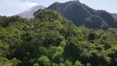 Vista-Aérea,-Monte-Merapi-En-La-Mañana-Cuando-Emite-Humo-De-Erupción-Y-El-Clima-Es-Muy-Soleado-En-Yogyakarta