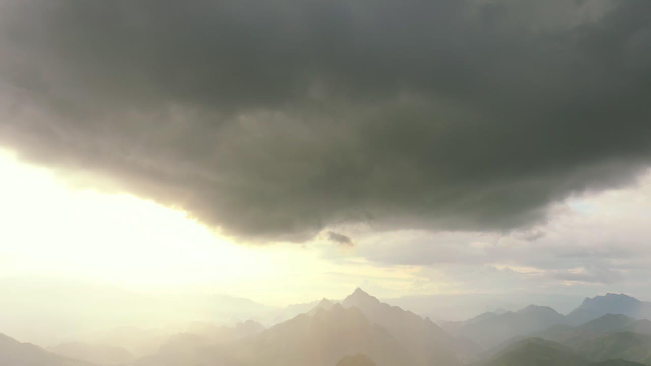 비 구름은 어 ⁇ 이 아름답다는 증거입니다.