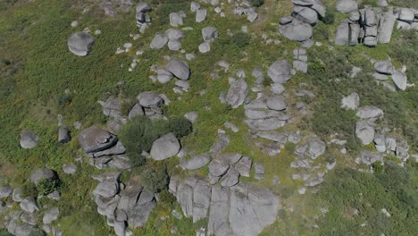 vista aérea de la roca verde de la montaña