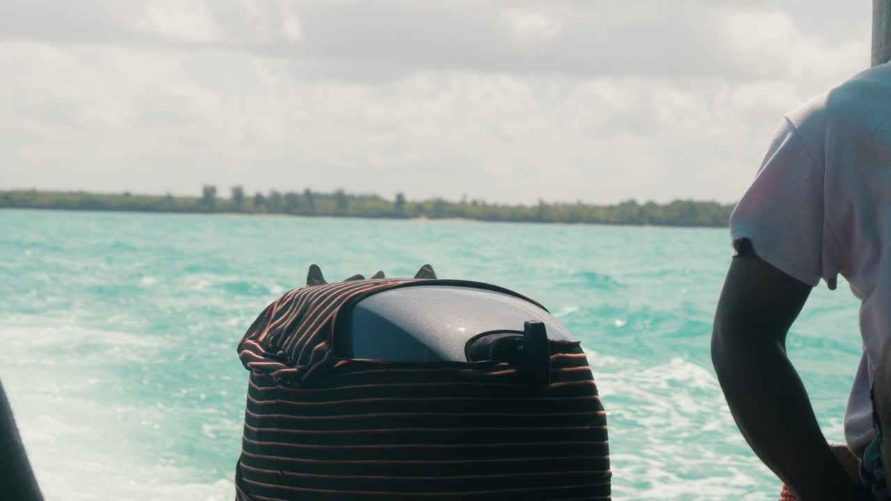 en la parte trasera del barco