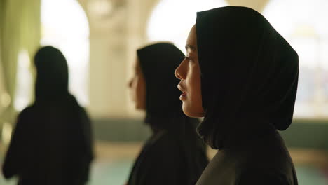muslim women in prayer
