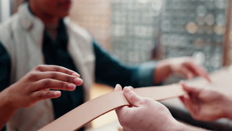 cuero, hombre y un cliente con un apretón de mano