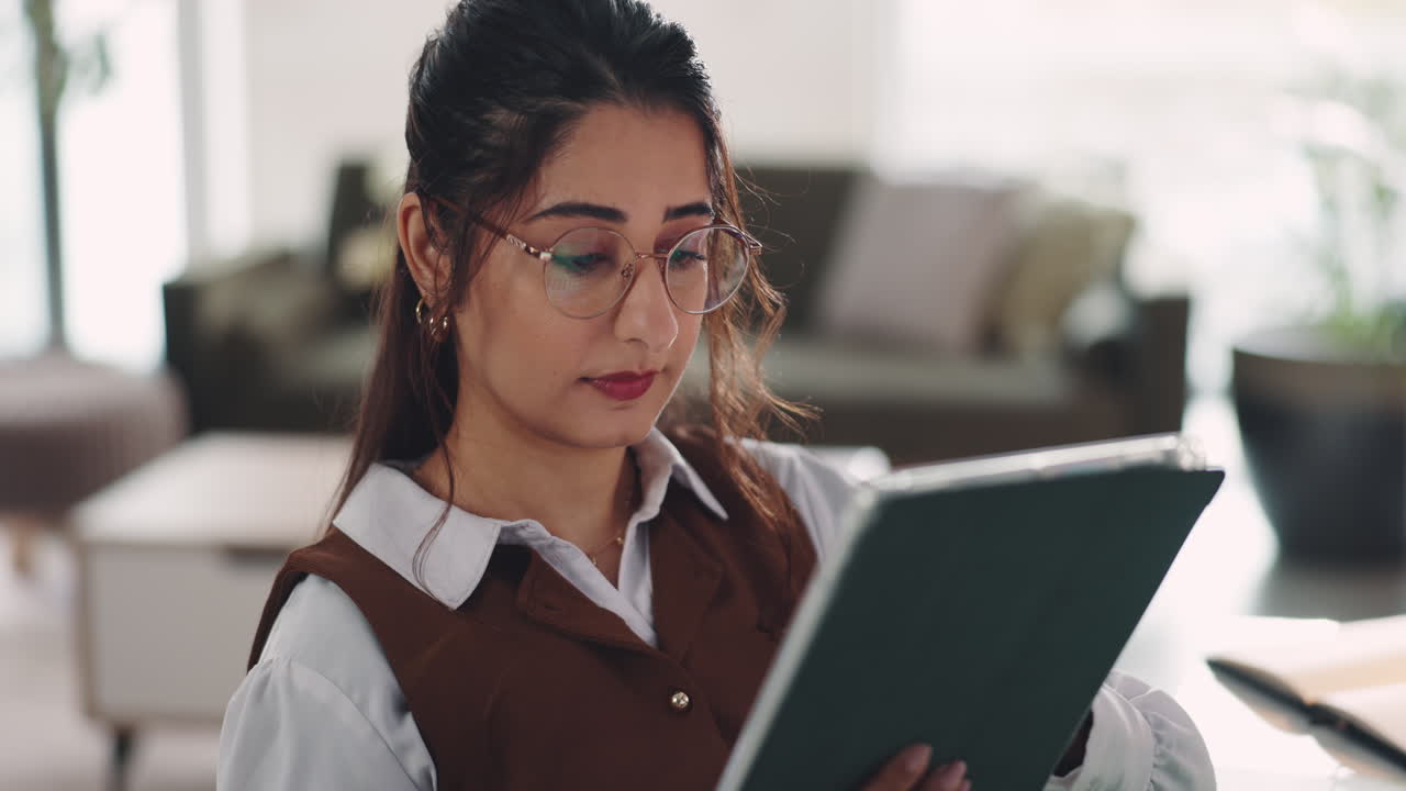 Empresaria con tableta