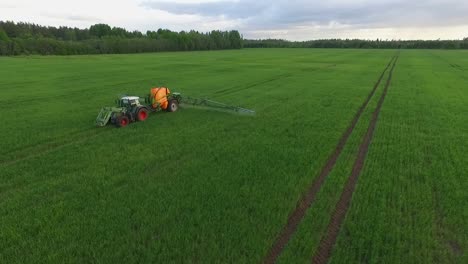 Fumigación-De-Pesticidas-Y-Fertilizantes-En-El-Campo-Vista-Aérea-Con-Tractor