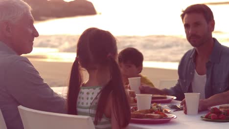 familia extendida feliz comiendo