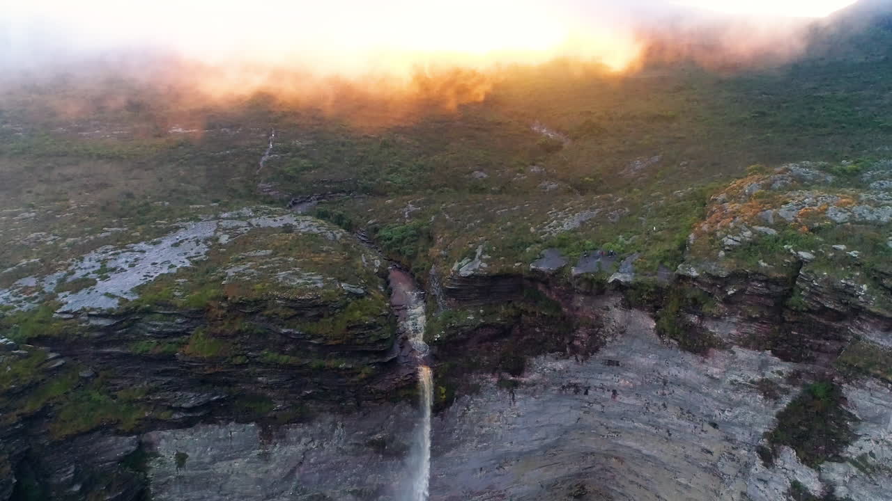 vista aérea de la parte superior de la cachoeira da fumaça, chapada diamantina, bahía, brasil