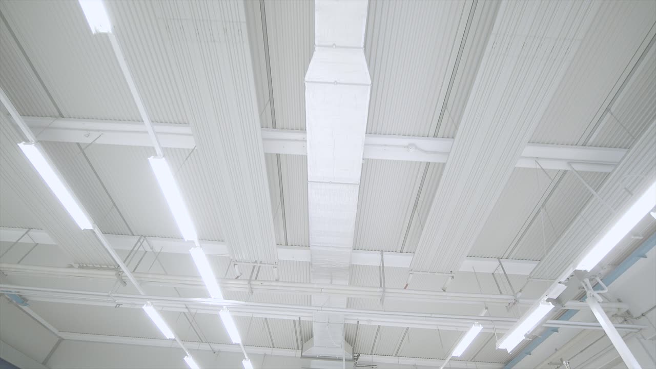 techo industrial con luces suspendidas, energía y planta acondicionadora