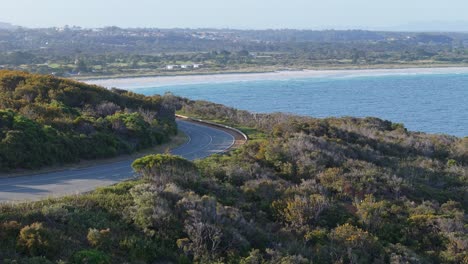 Auto-Fährt-Bei-Sonnenuntergang-Entlang-Der-Malerischen-Küstenstraße-In-Westaustralien