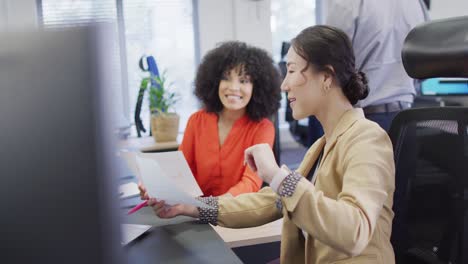 Grupo-De-Gente-De-Negocios-Feliz-Y-Diversa-Usando-Computadora-Y-Hablando-En-La-Oficina,-Cámara-Lenta