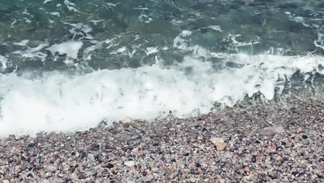 olas en una playa de normandía, francia. camara lenta