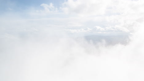 paisaje montañoso con nubes