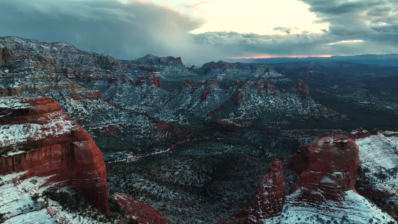 acantilados de arenisca de sedona y desierto en el paisaje invernal - toma aérea