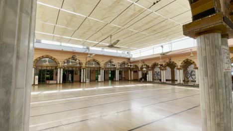 The-courtyard-of-a-mosque-in-Karachi,-Pakistan