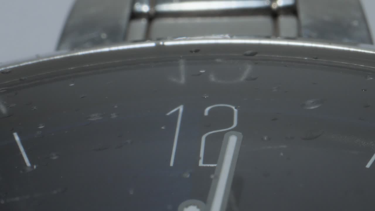 verter agua en la mano ver de cerca