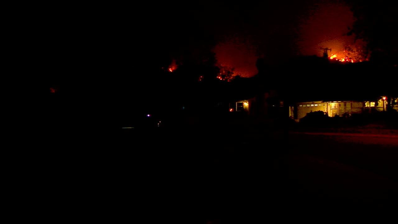 토머스 파이어가 벤추라 언덕과 산타바바라 언덕에 다가옴에 따라 주민들이 집과 마당에 물을 붓고 있습니다.