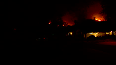los residentes riegan sus casas y patios a medida que se acerca el incendio thomas en las colinas de ventura y santa barbara
