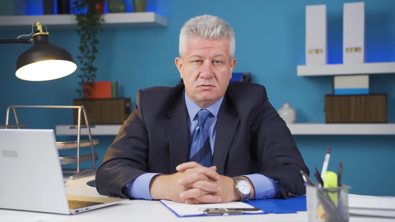 카메라를 바라보는 사상가입니다.