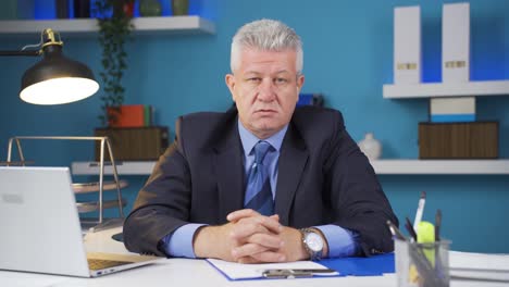 un hombre de negocios pensante mirando a la cámara.