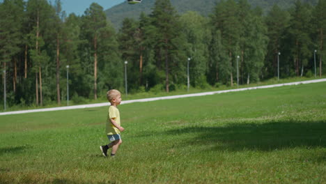 Niño-Pequeño-Juguetón-Corre-A-Lo-Largo-De-La-Pradera-En-El-Parque-De-Verano