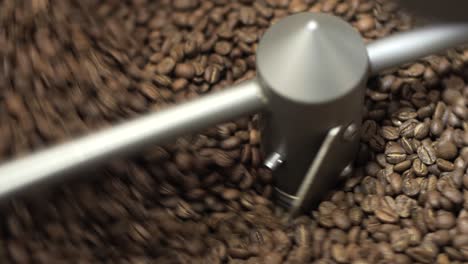 frijoles de café tostados en una máquina