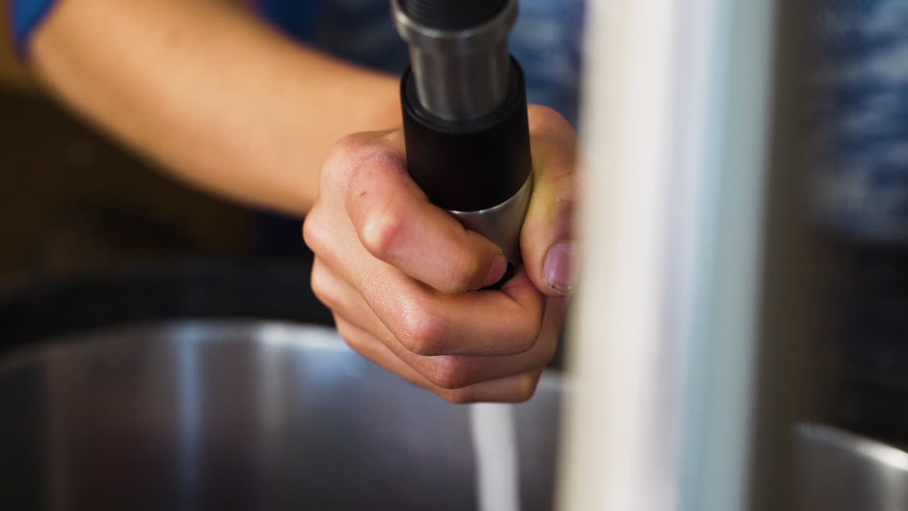 슬로우 모션으로 싱크대에서 설거지