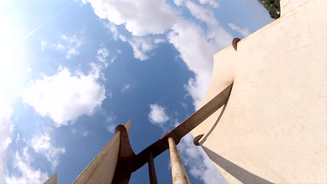 tiro giratorio de las palas de los molinos de viento dando vueltas y vueltas