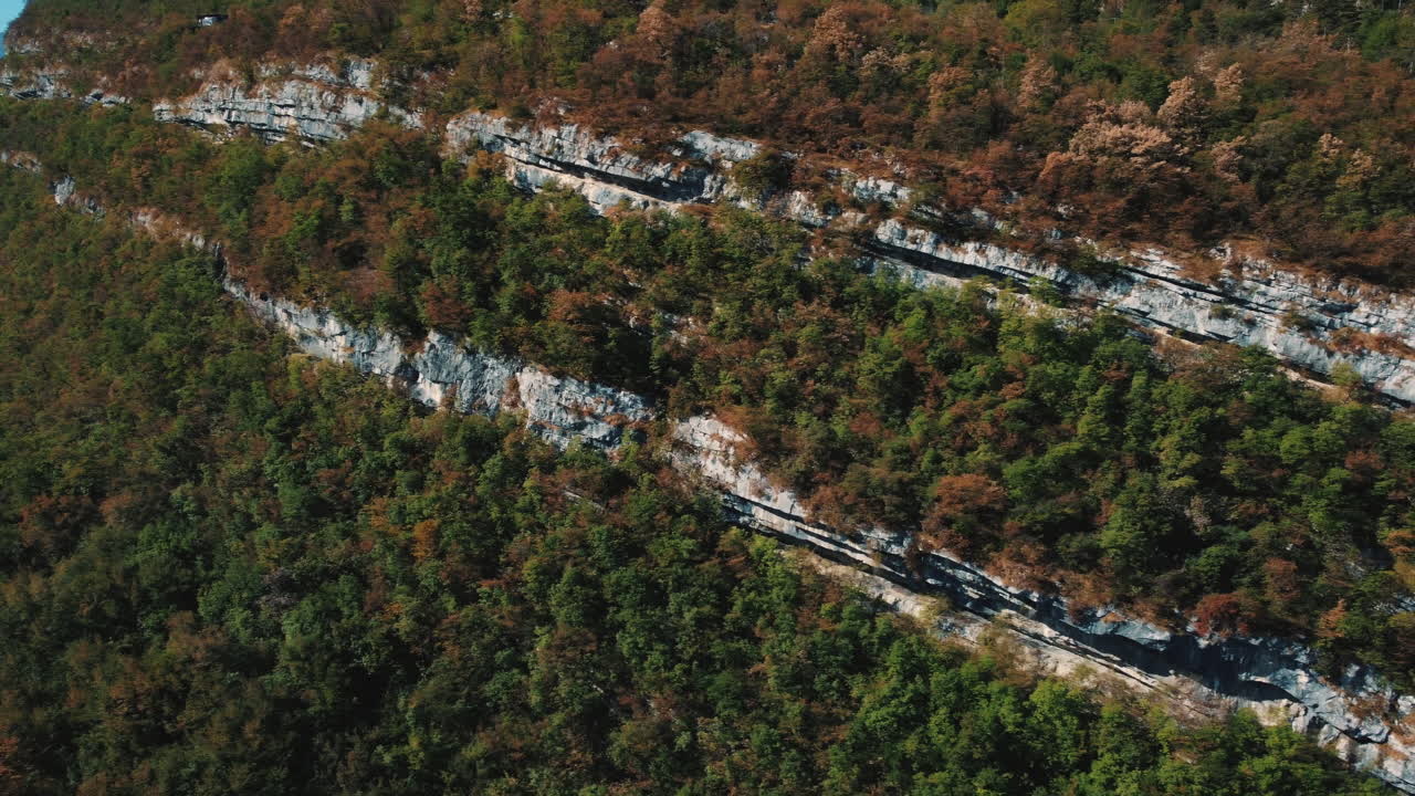 층층의 바위와 숲이 있는 산기??