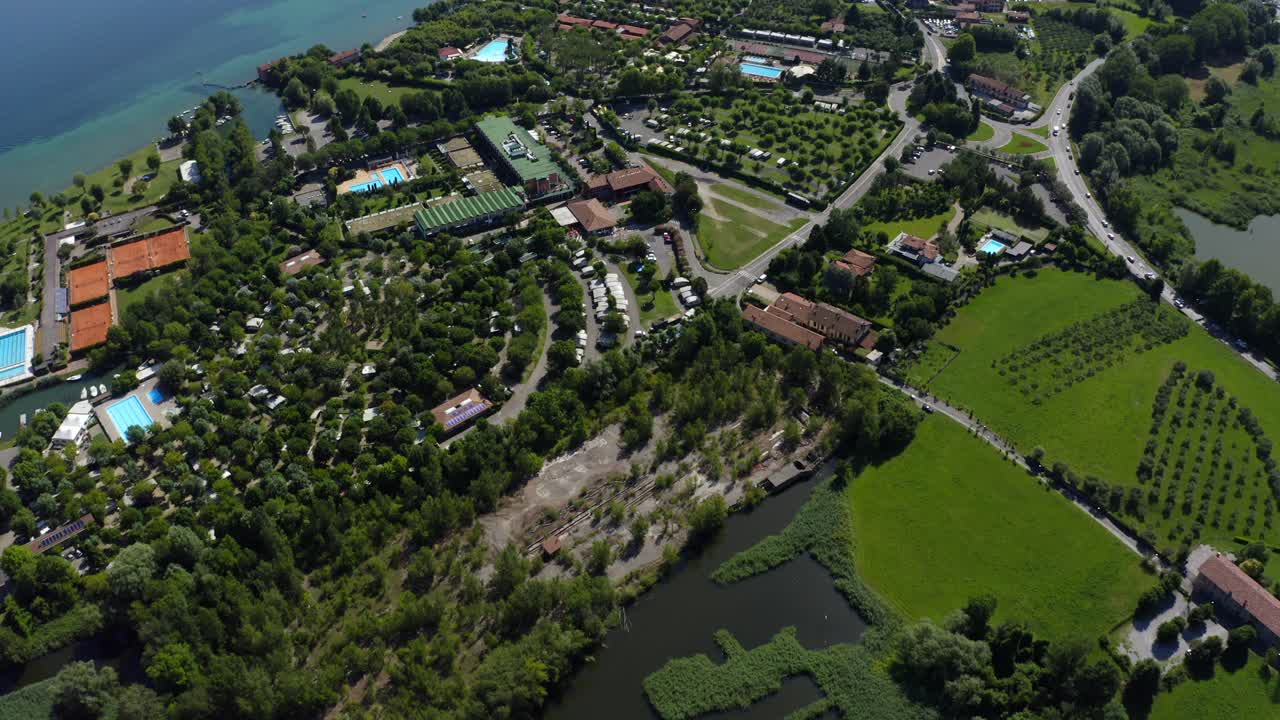 이탈리아 의 경치 좋은 풍경 에 있는 도시 이세오 의 공중 사진 - 드론 촬영