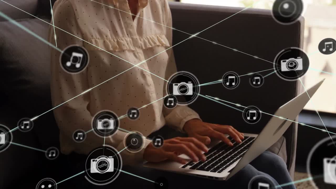 animación de una red de conexiones con iconos sobre una mujer de negocios caucásica usando una computadora portátil
