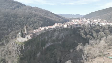 imágenes filmadas en barcelona, en un pueblo llamado castellfollit con dji mini 3 pro en 4k