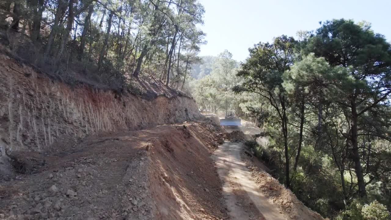 도시로 가는 시골 도로의 확장과 포장