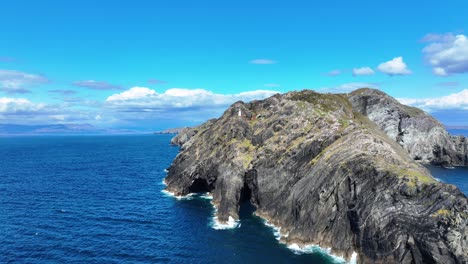 Lugares-épicos-De-Irlanda:-Dron-Se-Aleja-Del-Faro-De-Sheep&#39;s-Head-Y-De-La-Península-En-El-Atlántico-Salvaje,-Una-Ubicación-Impresionante