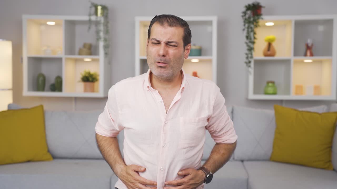 el hombre tiene dolor de estómago.