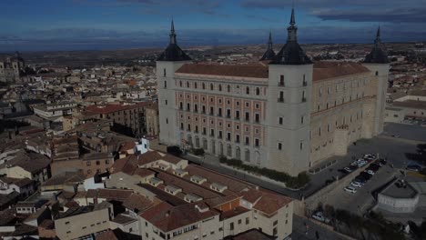 Alcazar-De-Toledo-Und-Blick-Auf-Die-Stadt-Und-Die-Kathedrale-Von-Toledo-Im-Hintergrund---Toledo,-Spanien