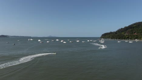 Jetskis-Y-Yates-De-Recreo-En-Una-Exuberante-Bahía-De-Montaña-Tropical-Antena