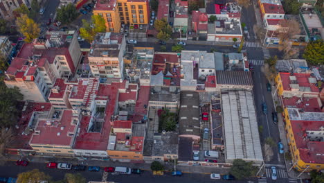 Hiperlapso-Aéreo-Con-Dolly-En-Movimiento-De-Cámara-Inclinada-Hacia-Arriba-De-Un-Barrio-Muy-Grande-Y-Lleno-De-Gente-En-La-Ciudad-De-México-Con-El-Rico-Centro-Financiero-De-Santa-Fe-En-La-Parte-De-Atrás