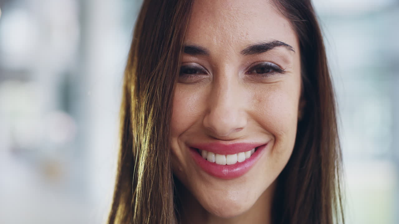 mujer de negocios, cara y feliz