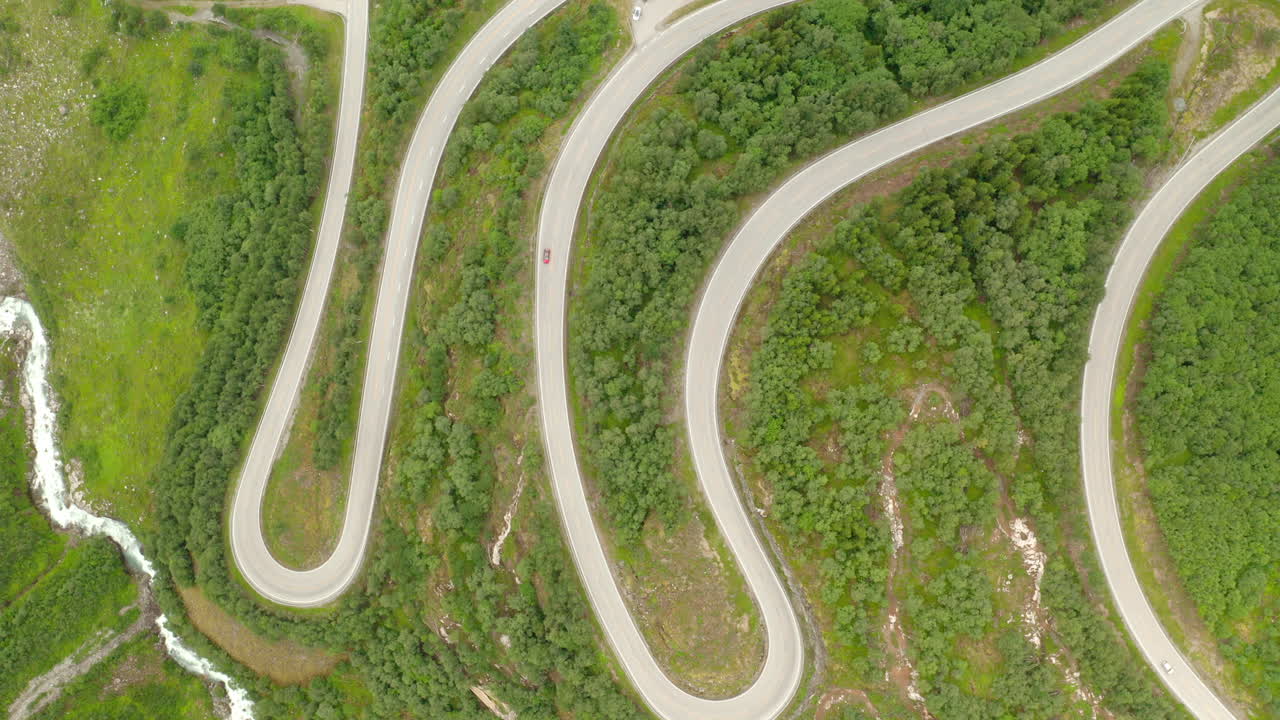 vista de arriba hacia abajo de la carretera de montaña en stryn, noruega - toma aérea de drones