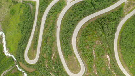 Blick-Von-Oben-Nach-Unten-Auf-Die-Bergstraße-In-Stryn,-Norwegen---Drohnenaufnahme-Aus-Der-Luft