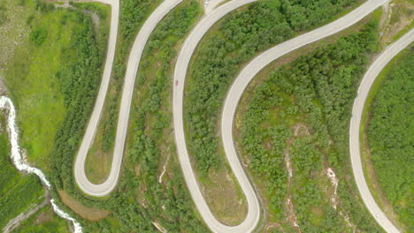 vista de arriba hacia abajo de la carretera de montaña en stryn, noruega - toma aérea de drones