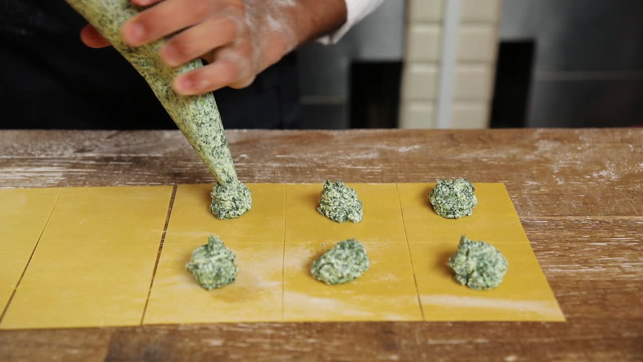 hacer pasta de espinacas casera con relleno de queso