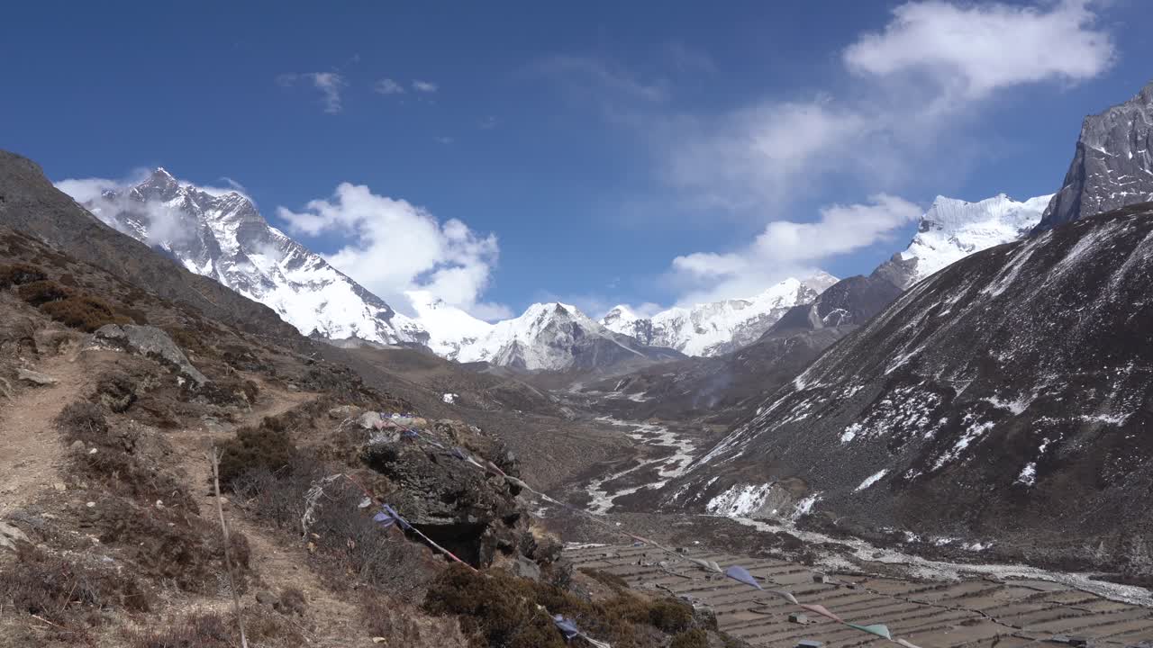 una hermosa vista de las montañas del himalaya en la región del everest de nepal