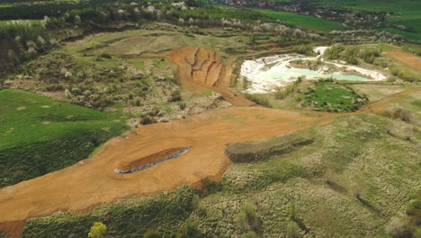 Vista-Aérea-Del-Paisaje-Agobiado-Por-La-Minería-Del-Caolín