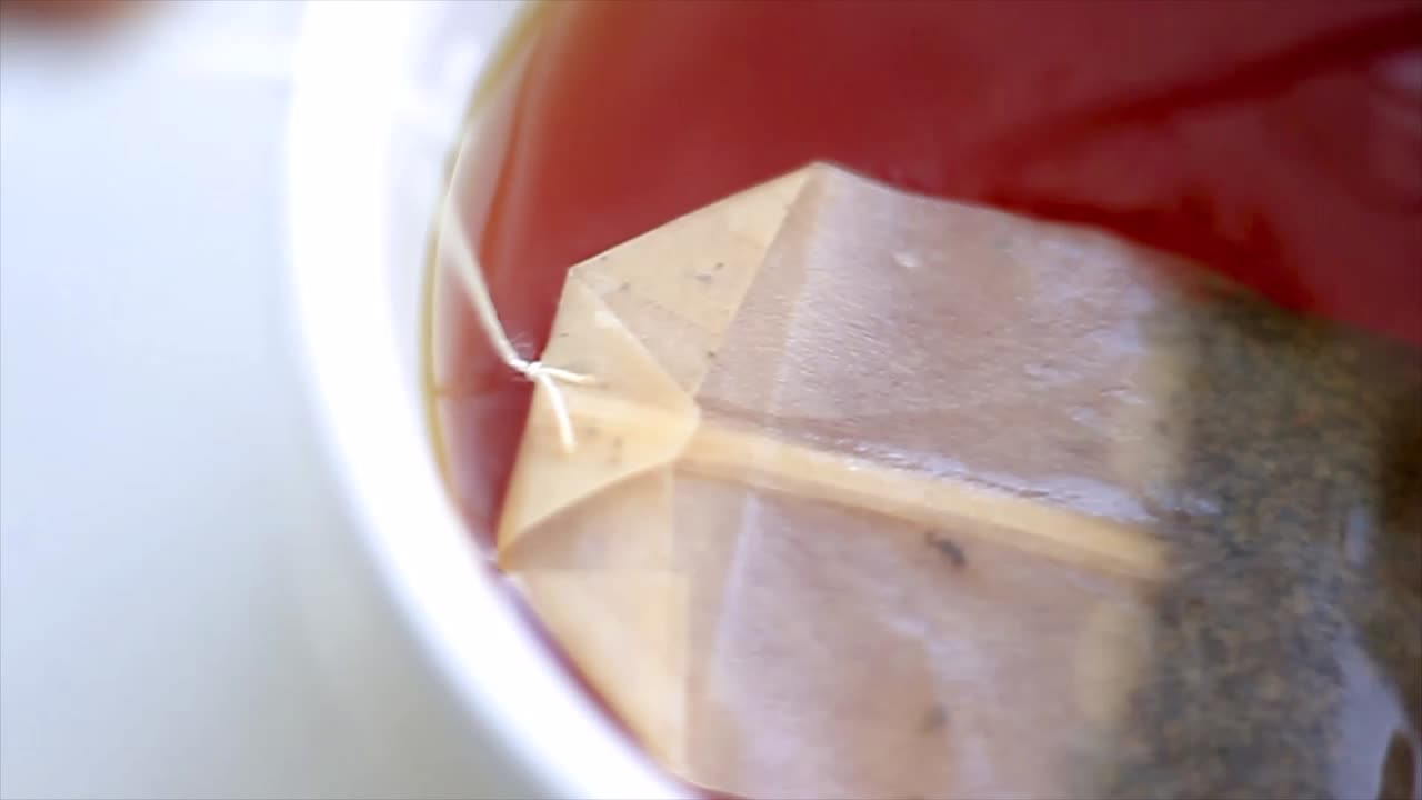 컵에 뜨거운 물에 담긴 티백 스톡 비디오 스톡 푸티지