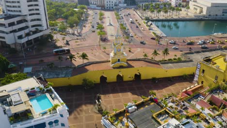 Vista-Aérea-Del-Monumento-De-La-Torre-Del-Reloj-En-La-Ciudad-Vieja-De-Cartagena